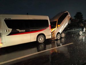 Tiga Kendaraan Terlibat Tabrakan Beruntun di Tol Padaleunyi KM 146 Tiga Kendaraan Terlibat Tabrakan Beruntun di Tol Padaleunyi KM 146