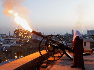 Tembakan Meriam Tandai Buka Puasa di Erbil Irak Tembakan Meriam Tandai Buka Puasa di Erbil Irak