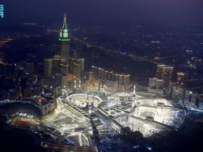 Terangnya Masjidil Haram Saat Jemaah Berburu Malam Lailatulqadar