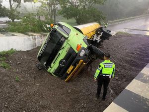 Truk Tangki Tabrak Pikap-Terguling di Turunan Kertek Wonosobo
