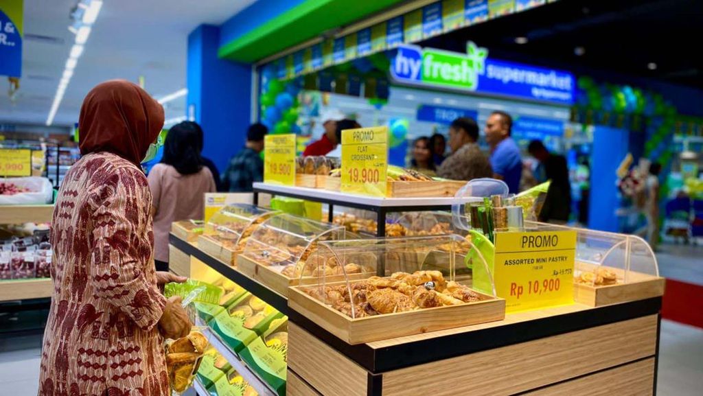 Warga Berburu Buah dan Menu Berbuka di Mal Warga Berburu Buah dan Menu Berbuka di Mal