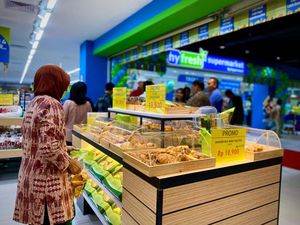 Warga Berburu Buah dan Menu Berbuka di Mal