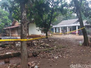 Warga Dekat Gudmurah Bogor Keluar Pengungsian, 8 Rumah Belum Boleh Dihuni Warga Dekat Gudmurah Bogor Keluar Pengungsian, 8 Rumah Belum Boleh Dihuni