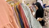Warga Ramai-ramai Berburu Baju Lebaran di Pusat Grosir Cililitan