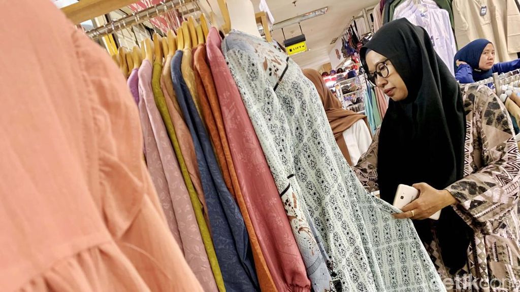 Warga Ramai-ramai Berburu Baju Lebaran di Pusat Grosir Cililitan Warga Ramai-ramai Berburu Baju Lebaran di Pusat Grosir Cililitan