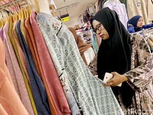 Warga Ramai-ramai Berburu Baju Lebaran di Pusat Grosir Cililitan
