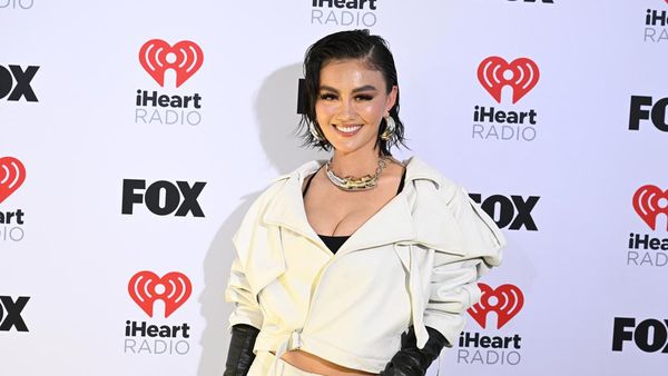 7 Gaya Edgy Agnez Mo, Eksis di Red Carpet iHeartRadio Music Awards