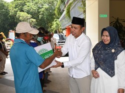 Aksi PPSDM Migas Bagi-bagi Bingkisan ke OB-Tukang Becak di Blora