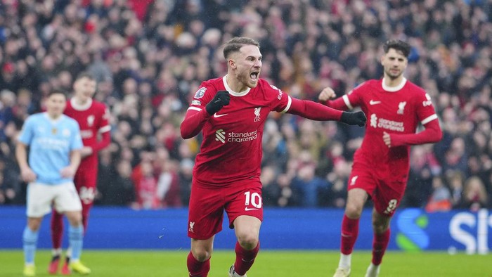 Liverpools Alexis Mac Allister celebrates after scoring a penalty, his sides first goal during the English Premier League soccer match between Liverpool and Manchester City, at Anfield stadium in Liverpool, England, Sunday, March 10, 2024. (AP Photo/Jon Super)