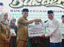 Buka Puasa Bersama Warga, Bupati Kebumen Bagi-bagi THR