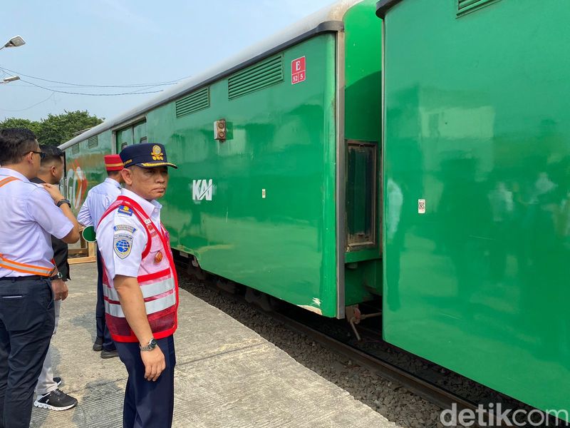 DJKA berangkatkan mudik motor gratis (motis) lewat Kereta Api (KA). (Tina Susilawati/detikcom)