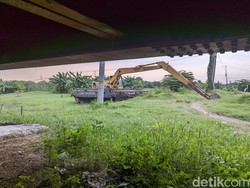 Viral Video Ekskavator Hanyut-Nyangkut Jembatan Tanggulangin Demak
