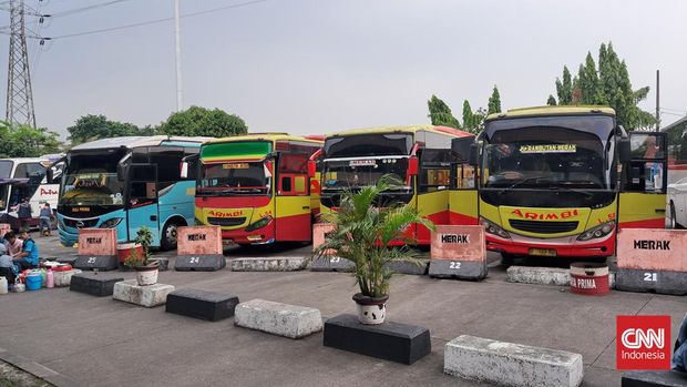 Suasana pemudik di Terminal Kampung Rambutan pada Selasa (2/4). Pantauan CNNIndonesia.com pada 17.20 WIB, kursi-kursi pada bagian tunggu keberangkatan Terminal Kampung Rambutan tampak banyak yang kosong.