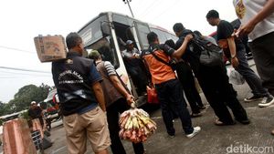 H-8 Lebaran, Terminal Kampung Rambutan Mulai Ramai Pemudik