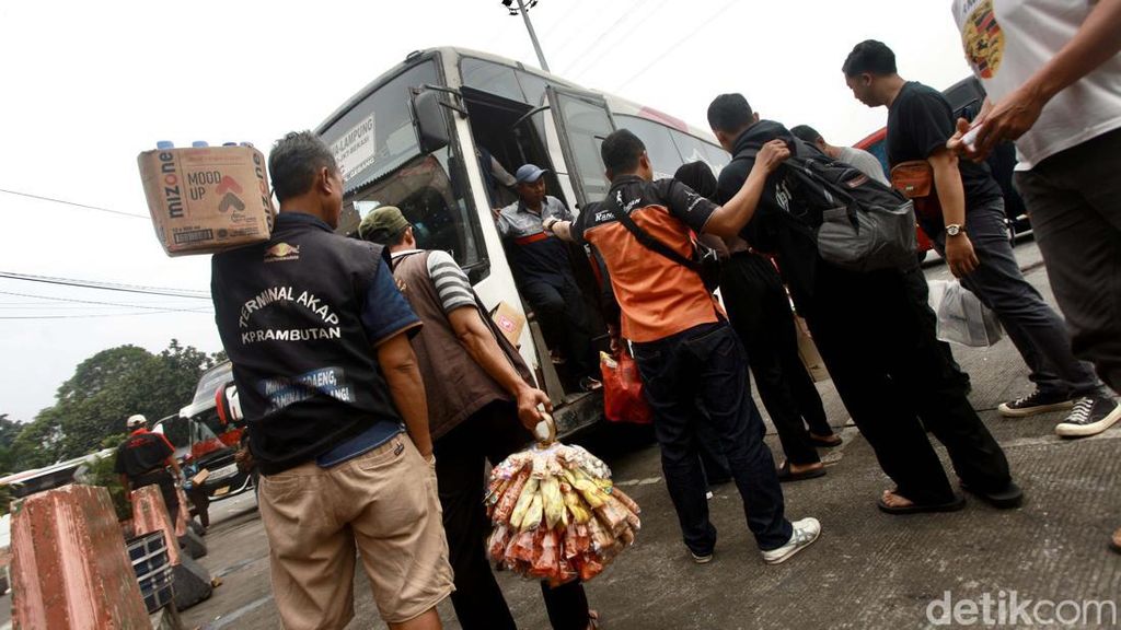 H-8 Lebaran, Terminal Kampung Rambutan Mulai Ramai Pemudik H-8 Lebaran, Terminal Kampung Rambutan Mulai Ramai Pemudik