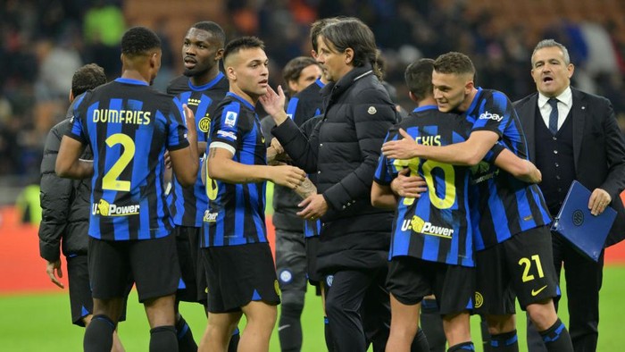 MILAN, ITALY - APRIL 01: Head coach Simone Inzaghi of FC Internazionale celebrates the victory with his players after the Serie A TIM match between FC Internazionale and Empoli FC at Stadio Giuseppe Meazza on April 01, 2024 in Milan, Italy. (Photo by Giuseppe Bellini/Getty Images)