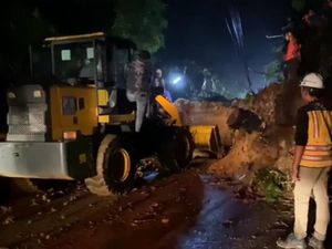 Jalur Sukabumi-Bogor yang Tertutup Longsor Sudah Bisa Dilalui Jalur Sukabumi-Bogor yang Tertutup Longsor Sudah Bisa Dilalui