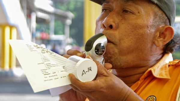 Jelang Mudik, Sopir Bus di Sidoarjo Jalani Pemeriksaan Kesehatan