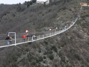 Ini Jembatan Gantung Tertinggi di Eropa, Terbentang Ratusan Meter di Atas Jurang