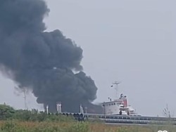 Kapal Pengangkut BBM Terbakar di Jakut, Sempat Ada Ledakan