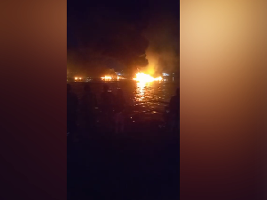 Kapal Terbakar Hebat di Sungai Musi, Api Berkobar di Bawah Jembatan Ampera