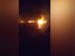 Kapal Terbakar Hebat di Sungai Musi, Api Berkobar di Bawah Jembatan Ampera