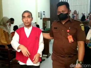 Jalani Sidang Perdana, Komika Aulia Rakhman Didakwa Pasal Penodaan Agama Jalani Sidang Perdana, Komika Aulia Rakhman Didakwa Pasal Penodaan Agama