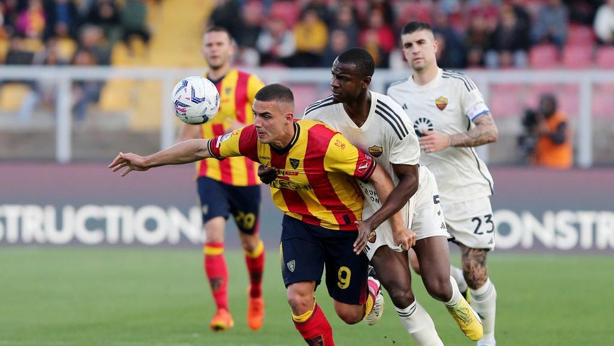 Roma ditahan imbang tanpa gol oleh Lecce. Foto: Getty Images/Donato Fasano