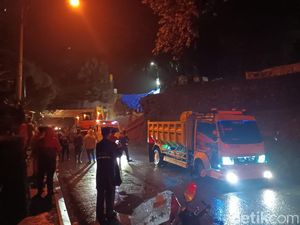 Tebing Dekat Terowongan Sentul Bogor Longsor hingga Tutup Jalan Raya Tebing Dekat Terowongan Sentul Bogor Longsor hingga Tutup Jalan Raya