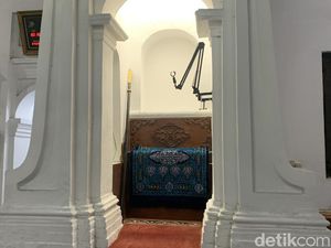Di Masjid Ini, Khatib Berkhotbah Sambil Pegang Tombak