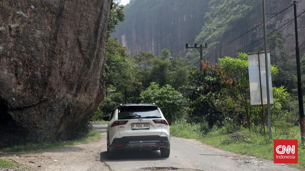 Suasana Lembah Harau yang berada di nagari Kabupaten Lima Puluh Kota, Sumatera Barat. Lembah terindah di Indonesia ini dikelilingi tebing setinggi 200 meter. Sayangnya beberapa ruas jalan tidak mulus dan berlubang. CNN Indonesia/Safir Makki
