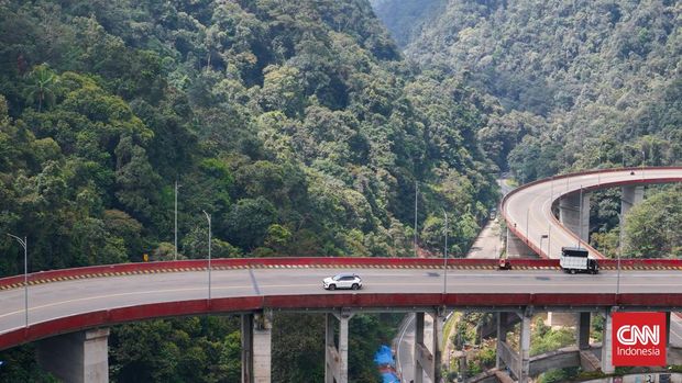 Tim CNN Indonesia bersama Toyota Yaris Cross melewati jalan kelok 9 yang berada di wilayah Kabupaten Lima Puluh Kota. CNN Indonesia/Safir Makki