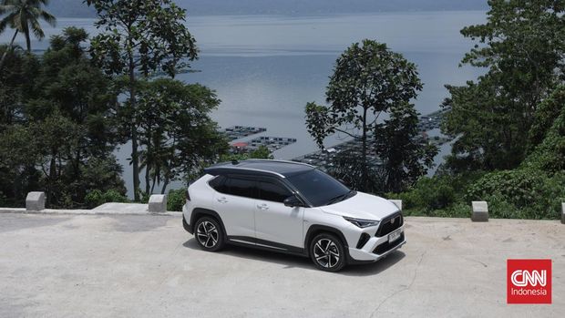 Toyota Yaris Cross Hybrid mengombinasikan mesin bensin 2NR-VEX 1.500 cc 4 silinder dengan Atkinson Cycle, baterai dan motor penggerak yang simultan menggerakkan roda depan yang identik dengan keiritannya. CNN Indonesia/Safir Makki