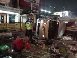 Detik-detik Mobil Tabrak Warung Samping Polsek Cengkareng hingga Porak-poranda