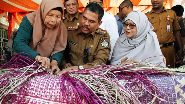 Warga Lhokseumawe Dilatih Menganyam Tikar