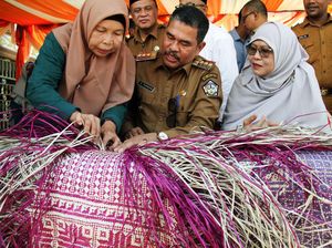 Warga Lhokseumawe Dilatih Menganyam Tikar Warga Lhokseumawe Dilatih Menganyam Tikar