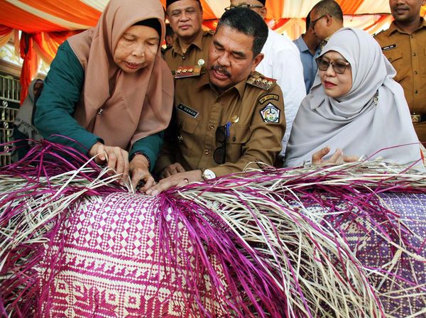 Warga Lhokseumawe Dilatih Menganyam Tikar