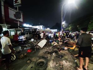 Penampakan Warung di Cengkareng Porak Poranda Usai Ditabrak Mobil