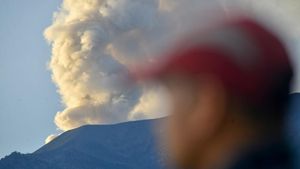Gunung Marapi Kembali Muntahkan Abu Vulkanik