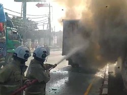 Truk Angkut Sepeda Listrik Terbakar di Jalan Siliwangi Semarang