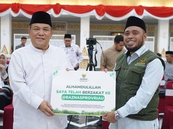 Pj Gubernur Riau Bayar Zakat ke Baznas: Bantu Masyarakat Kurang Mampu