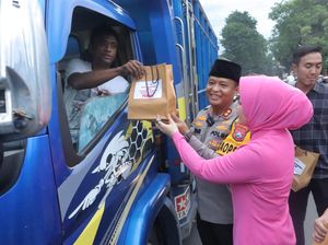 Polres Mojokerto Bagikan 980 Takjil ke Pengguna Jalan