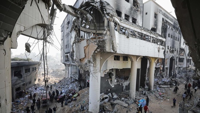 Potret RS Al-Shifa di Gaza Hancur Diserang Israel Palestinians inspect the damages at Al Shifa Hospital after Israeli forces withdrew from the Hospital and the area around it following a two-week operation, amid the ongoing conflict between Israel and Hamas, in Gaza City April 1, 2024. REUTERS/Dawoud Abu Alkas