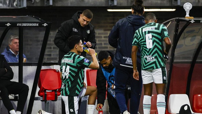 ROTTERDAM - Ragnar Oratmangoen or Fortuna Sittard eats and drinks something because of the iftar during the Dutch Eredivisie match between Sparta Rotterdam and Fortuna Sittard at Sparta Stadium Het Kasteel on March 30, 2024 in Rotterdam, the Netherlands. ANP PIETER STAM DE JONGE (Photo by ANP via Getty Images)
