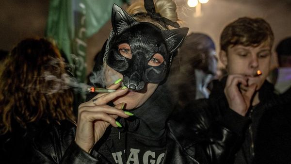 Resmi Dilegalkan, Warga Jerman Ramai-ramai Merokok Ganja