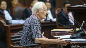 Romo Magnis Sebut Presiden Bagi Bansos demi Capres Bagai Pegawai Mencuri