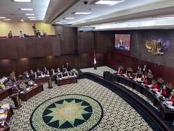 KPU dan Bawaslu Kompak Kena Tegur di Sidang MK karena Dikira Tidur