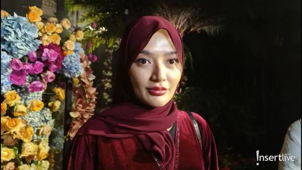 Siti Badriah mengenakan hijab