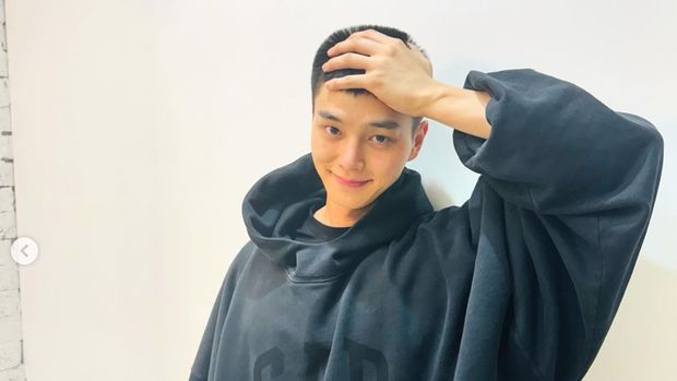 Song Kang pamer rambut cepak jelang wajib militer