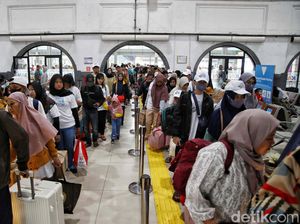 Stasiun Pasar Senen Ramai Pemudik di H-7 Lebaran